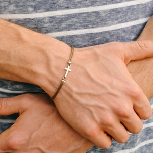 Kruisarmband voor mannen, verjaardagscadeau, herenarmband met zilveren kruishanger, bruin koord, cadeau voor hem, christelijke katholieke sieraden