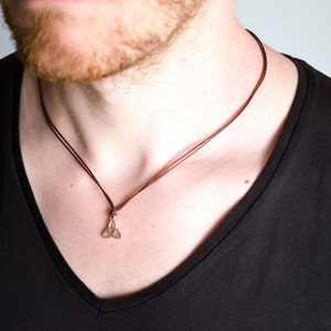 Herren Halskette Dreieinigkeit Halskette für Männer Silber Ton Triquetra Anhänger braun Baumwollschnur Geschenk für ihn Heilige Einheit Christian Schmuck keltischer Knoten
