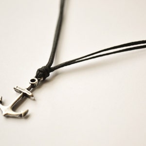 Collar de ancla para hombre, collar de ancla para hombre con cordón negro, dije de plata. Regalo para él, collar náutico de playa surfista, joyería para hombre.