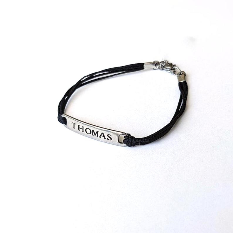 Bracciale con nome personalizzato per uomo: ciondolo in acciaio inossidabile, cordino in cotone, incisione personalizzata immagine 1