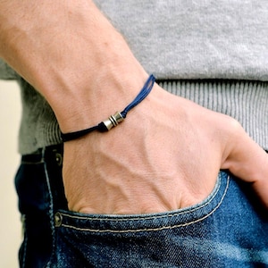 Pulsera de hombre con cuentas de plata y dije de hilo azul, regalo para él, joyería para hombre, regalo para padrinos de boda, pulsera minimalista personalizada para el Día del Padre.