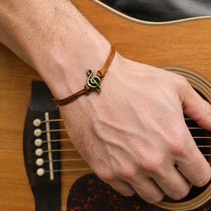 Musiknotarmband för män, bronsfärgad G-klavpärlaberlock, musikerpresent till honom, G-klav herrarmband, brunt snörearmband, specialdesignat