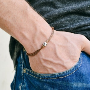 Pulseira inicial para homem, pulseira masculina personalizada, tom prateado, letra inglesa, cordão castanho, monograma personalizado, presente para ele amizade