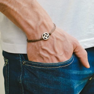 Karma und Glück Armband für Männer versilbert rund Charm Bead Herren Armband braun String Schmuck Geburtstag Geschenk für ihn Yoga Strand Armband