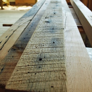 Reclaimed Oak Beam: 3 1/2x3 1/2 Rustic Barnwood, Partially Planed bild 7