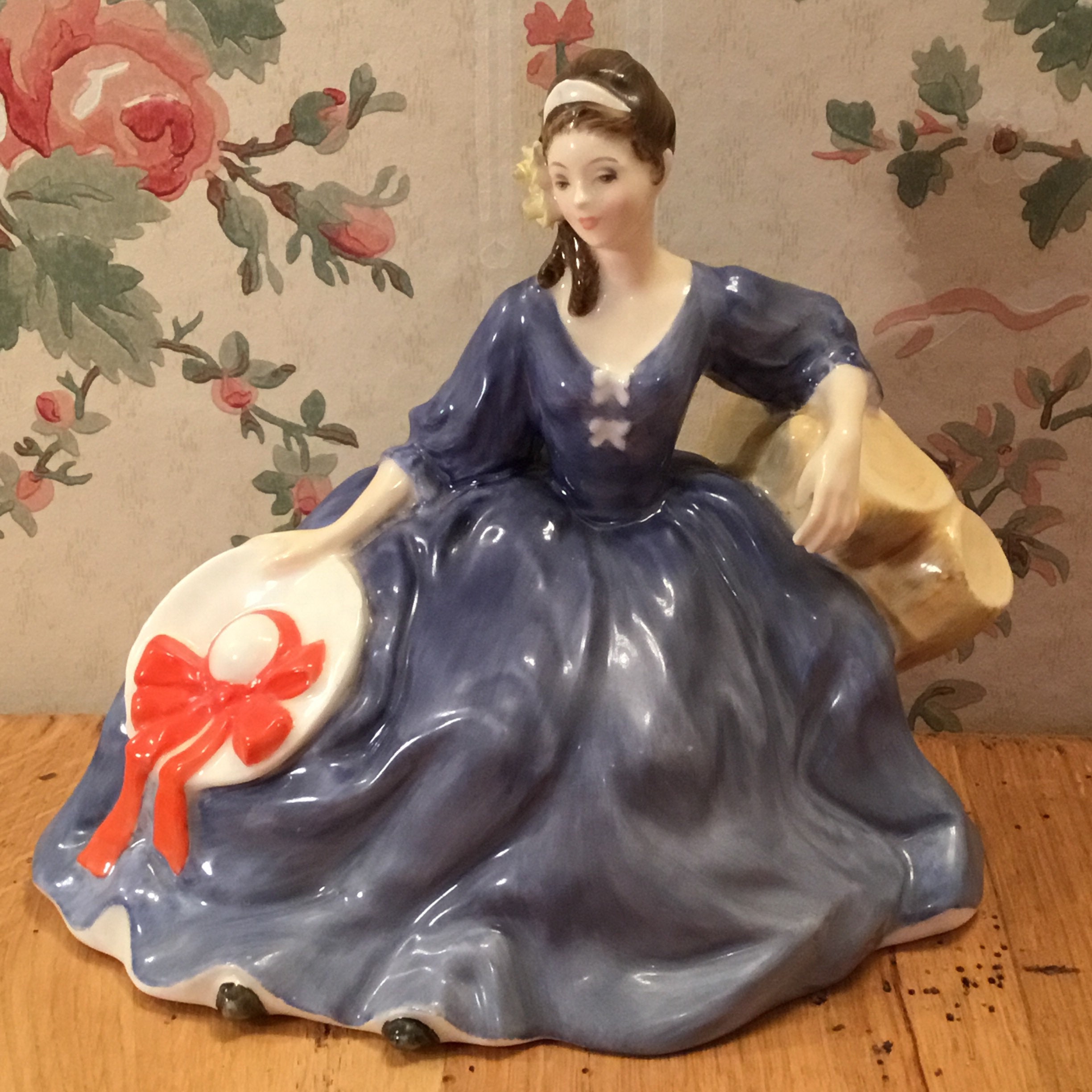 Royal Doulton Figurine elyse HN 2429 Collectible China 1971 Pretty Lady