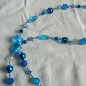 Glasses necklace in blue and silver image 4