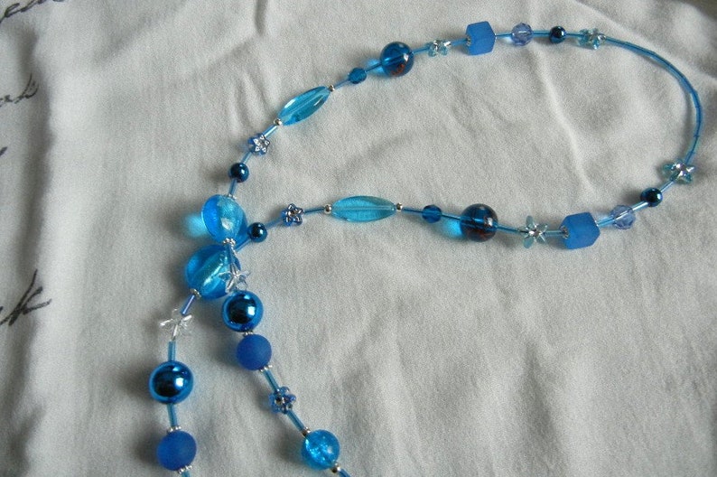 Glasses necklace in blue and silver image 4