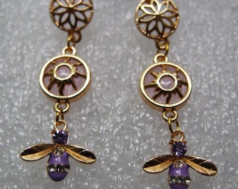 Bee on the ear in gold and pink