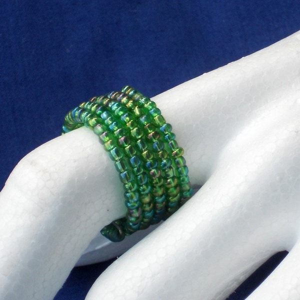 Spiralring in rainbow green