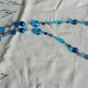 Glasses necklace in blue and silver image 3