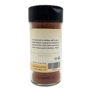 Pu&ograve; includere: Un barattolo di vetro con un coperchio nero riempito di una miscela di spezie rossa. L'etichetta recita "Per condire manzo o pollo, aggiungere 1 oncia di questa miscela a 1 libbra di carne cotta sgocciolata dal grasso. Aggiungere mezza tazza d'acqua e lasciare sobbollire fino a quando non si addensa. Buon appetito!" L'etichetta elenca anche gli ingredienti e il peso netto: 2,0 oz (56 g). La data di scadenza &egrave; 10/2026 e la posizione &egrave; Fort Collins, CO.