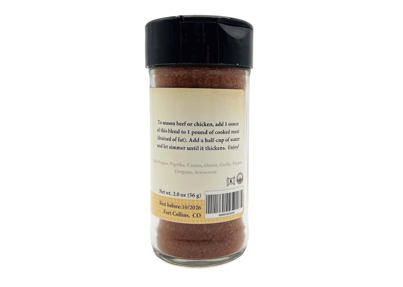 Pu&ograve; includere: Un barattolo di vetro con un coperchio nero riempito di una miscela di spezie rossa. L'etichetta recita "Per condire manzo o pollo, aggiungere 1 oncia di questa miscela a 1 libbra di carne cotta sgocciolata dal grasso. Aggiungere mezza tazza d'acqua e lasciare sobbollire fino a quando non si addensa. Buon appetito!" L'etichetta elenca anche gli ingredienti e il peso netto: 2,0 oz (56 g). La data di scadenza &egrave; 10/2026 e la posizione &egrave; Fort Collins, CO.