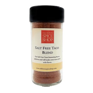 Pu&ograve; includere: Un barattolo di vetro di condimento Old Town Spice Shop Salt Free Taco Blend. Il barattolo ha un coperchio nero e un'etichetta bianca con testo rosso che dice "Old Town Spice Shop Salt Free Taco Blend". L'etichetta include anche il testo "Our Salt Free Taco Seasoning has no additives and will make your tacos sizzle with flavor." e "www.oldtownspiceshop.com".