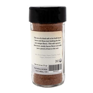 Puede incluir: Un tarro de vidrio con tapa negra lleno de condimento marr&oacute;n. La etiqueta dice "Esta sal &uacute;nica es para los amantes del tocino y para aquellos que buscan un nuevo sabor &uacute;nico. Esta sal captura el sabor dulce y ahumado del tocino y agrega un toque de picante al final." La etiqueta tambi&eacute;n enumera los ingredientes: Sal, Az&uacute;car moreno, Az&uacute;car, Piment&oacute;n, Ajo, Pimienta, Mostaza, Cebolla. El tarro est&aacute; etiquetado con un peso neto de 2,6 oz (72 g) y una fecha de caducidad del 10/2026. El tarro se fabrica en Fort Collins, CO.