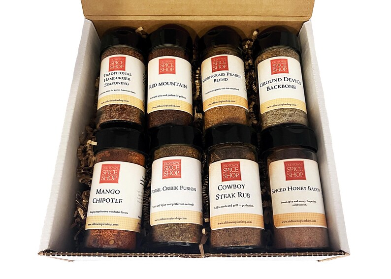 Pu&ograve; includere: Una scatola regalo piena di otto piccoli barattoli di vetro di spezie. I barattoli sono etichettati con i nomi delle spezie, tra cui "Condimento tradizionale per hamburger", "Red Mountain", "Miscela di prateria Switchgrass", "Spina dorsale del diavolo macinato", "Mango Chipotle", "Fusione di Fossil Creek", "Sfrega di bistecca da cowboy" e "Pancetta al miele speziato".