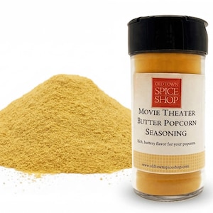 Może przedstawiać: Przezroczysta plastikowa butelka z czarną nakrętką zawierająca ż&oacute;łtą przyprawę Movie Theater Butter Popcorn Seasoning marki Old Town Spice Shop, obok kt&oacute;rej znajduje się mały kopczyk drobnego ż&oacute;łtego proszku.
