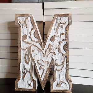 LETRA ** M ** - Madera de mango tallada con acabado envejecido, 20 cm de alto - Blanco antiguo
