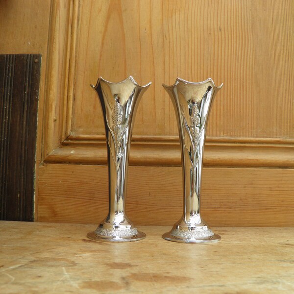 Une paire de vases vintage en chrome, fabriqués en Angleterre, années 1950, 1960, détail blé ou herbe