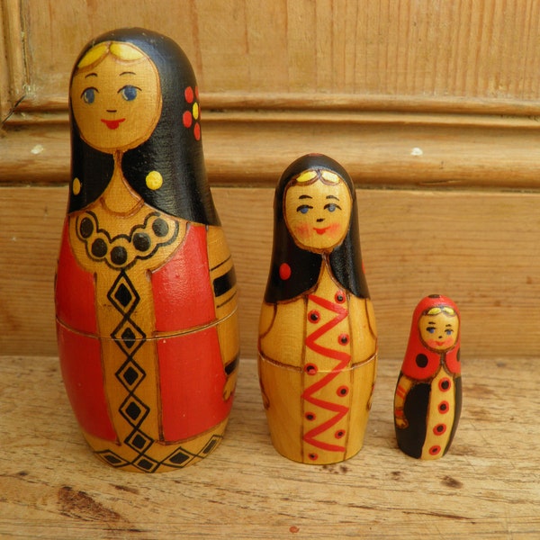 vintage poupées russes en bois, poupées gigognes russes, trois poupées, rouge et noir, matriochka, femme de chambre, mère, vieille femme,