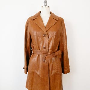 Trench/veste ceinturé en cuir souple marron camel des années 1970