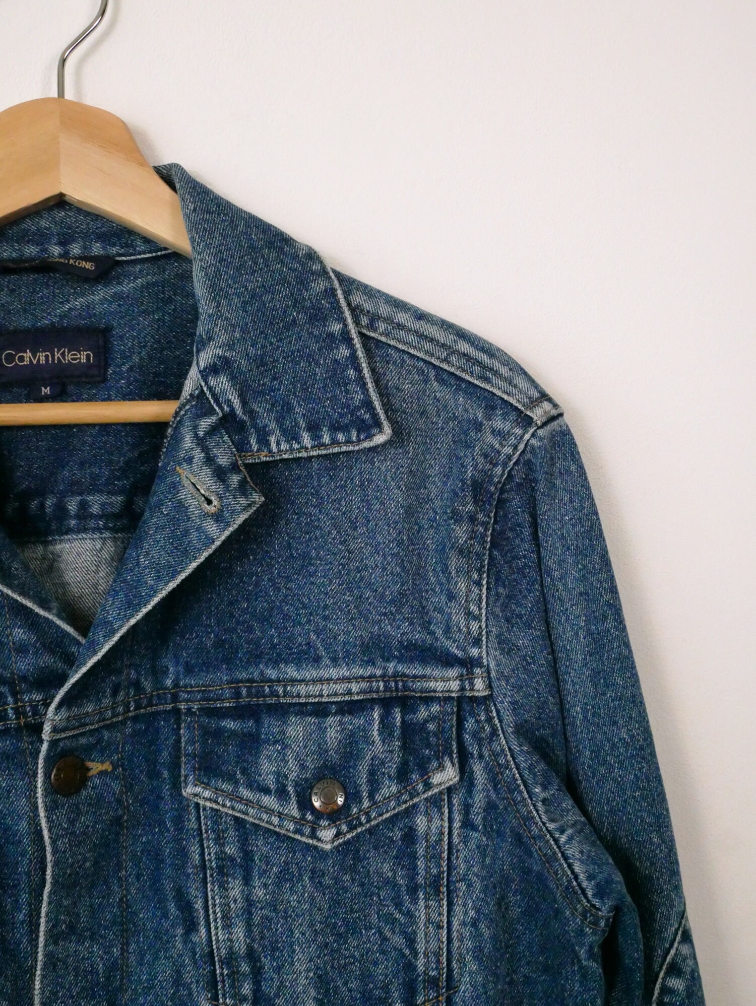 【CK JEAN】W'S 90S AOP DENIM TRUCKER JACKET 47B010G XE8 90s Allover Monogram Denim Trucker Jacket | Calvin Klein