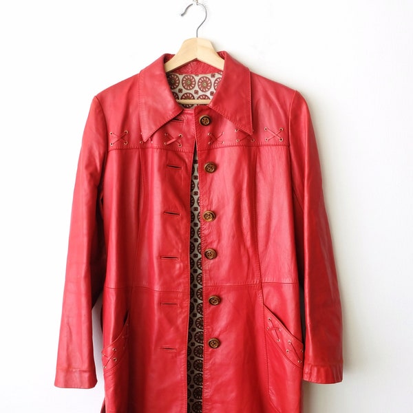 manteau ceinturé en cuir souple rouge vintage/manteau en cuir pour femme des années 1960