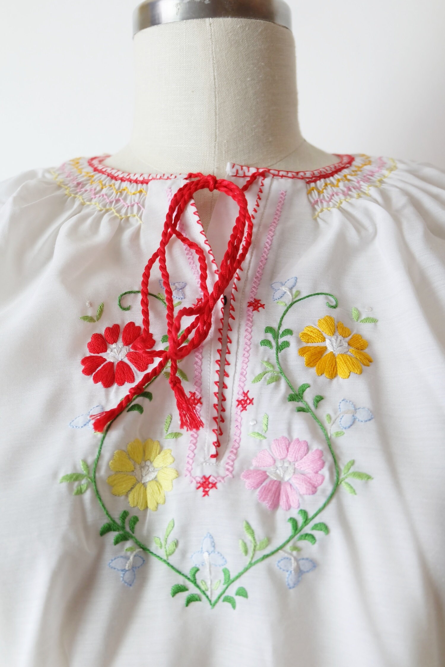 Unworn-vintage Floral Embroidered Short Sleeve Tunic Blouse