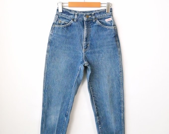 Jeans de mezclilla azul estilo mom de cintura alta y corte ajustado para mujer, marca Shawnee, años 80.