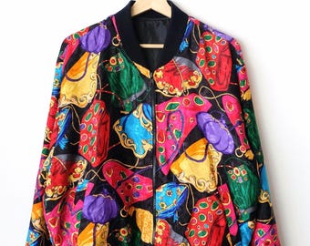 Chaqueta bomber cortavientos vintage de los años 90 para mujer con estampado barroco multicolor.