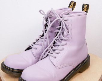 Botas Dr. Martens de mujer color lavanda con 8 ojales