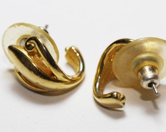 Classic Gold Vintage Shell Stud Earrings, Small Gold Retro 80s Shell Earrings, Art Deco Shell Curved Hoop Earrings, Boho Gold Shell Earrings