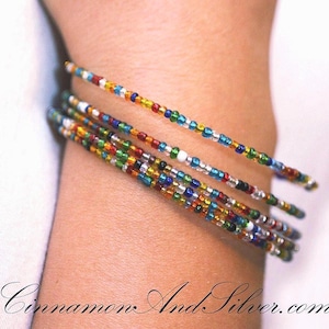 Pulsera de cuentas multicolores con alambre de memoria, brazalete ajustable con cuentas arcoíris, pulsera colorida con espirales LGBTQ del orgullo bohemio, sin cierre