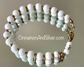 Vintage-Glasperlenarmband | Weißes zweireihiges Armband | Upgecycelter goldfarbener Schmuck