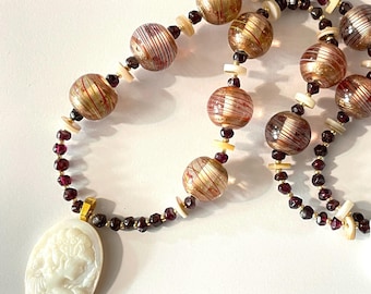 Collar de cuentas de granate con cristal de Murano y colgante de camafeo de nácar. Collar de piedras preciosas. Joyería de inspiración vintage.