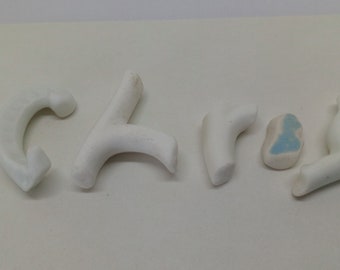 Vari pezzi di ceramica marina - reperti sulla spiaggia per arti e mestieri