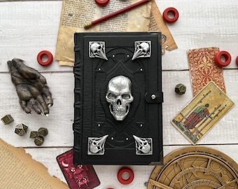 The Necromancer's black grimoire - Black Leather Book – Silver Skulls, Red Pages