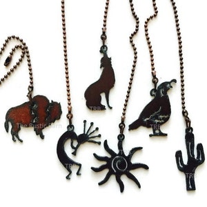 Peut inclure: Six chaînes de tirage de ventilateur en métal avec différents motifs du sud-ouest. Les motifs comprennent un bison, un coyote, une caille, un soleil, un cactus et un danseur amérindien. Les chaînes sont de couleur cuivre.