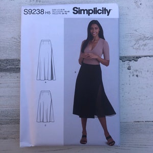 Puede incluir: Patrón de costura Simplicity número S9238 H5 para una falda. El patrón incluye tres estilos de falda diferentes: A, B y C. El patrón es para las tallas US 6-14, Talla Euro 32-40, Taille Fr. 34-42.