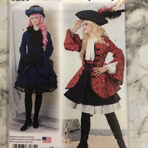 Puede incluir: Patrón de costura Simplicity número 6285 para tallas US 14-22, Euro 40-48 y Francesa 42-50. El patrón incluye dos trajes: un traje de pirata rojo y dorado con una falda negra y blanca y un traje gótico lolita azul y negro con una falda negra y blanca. El patrón está diseñado e impreso en los Estados Unidos.