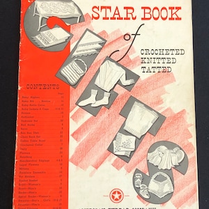 Könnte beinhalten: Ein Vintage-Buchcover für "Star Book of Crocheted, Knitted, Tatted". Das Cover zeigt ein rotes und weißes Design mit Illustrationen von gehäkelten und gestrickten Artikeln, darunter eine Babyhaube, ein Pullover, ein Paar Socken und eine Handtasche. Das Buch wird von der American Thread Company herausgegeben und kostet 10 Cent.
