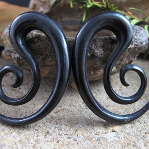 One pair of 00G- 10mm Carved buffalo horn Tribal Gauged Earrings, unique spiral  gauge, Organic gauge, Body Piercing jewelry L4553