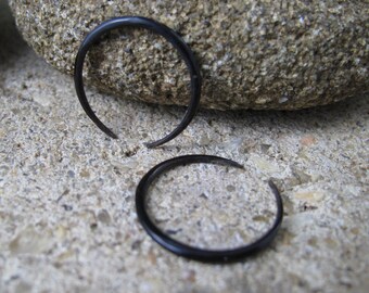 One pair of  12G Small gauge, Starter gauge ,  Carved  buffalo Horn  Gauged  Earrings, Organic gauge, Body Piercing jewelry L4569