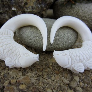 Jedna para 2G (6 mm) Para wskaźników do uszu z kości bawolej, wskaźniki do ryb, zatyczki, kolczyki plemienne, L1810-A