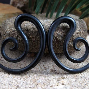 One pair of  6G- 4mm Carved buffalo horn Tribal Gauged Earrings, unique spiral  gauge, Organic gauge, Body Piercing jewelry L4553