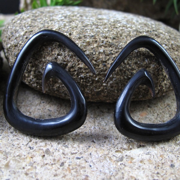 One pair of  6G   Excellent  Buffalo horn  triangle, , Organic Ear Gauge, Tribal Gauge, Body Piercing L4564