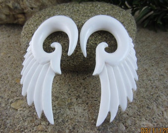 Un par de expansores de oreja de hueso de búfalo tallados a mano, calibre 0G auténtico, alas de ángel, pendientes tribales, calibre orgánico L1351