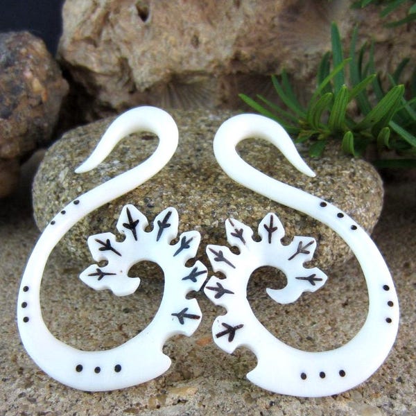 One pair of Bone tribal plugs earrings, 6G  Tribal  Ear Gauge ,Carved buffalo bone Organic gauges,Body Piercing Jewelry L1917
