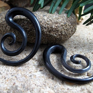 One pair of 2G- 6mm Carved buffalo horn Tribal Gauged Earrings, unique spiral  gauge, Organic gauge, Body Piercing jewelry L4553