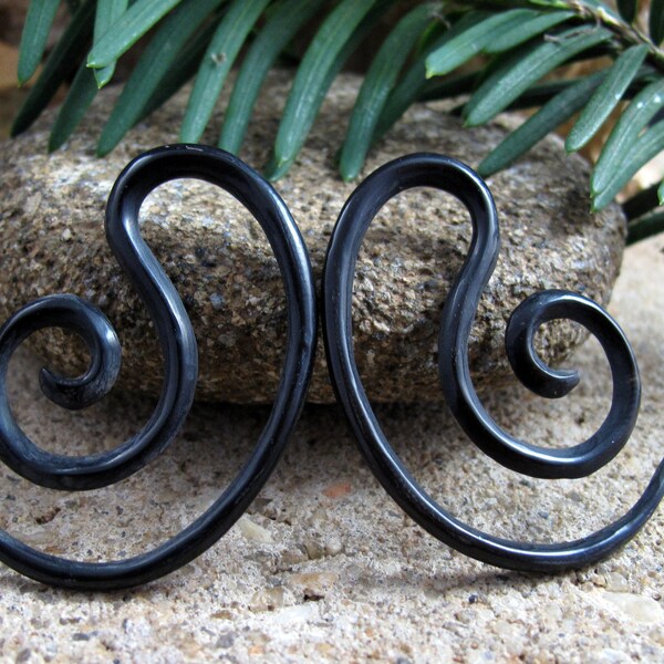 One pair of  10G- 2.4mm Carved buffalo horn Tribal Gauged Earrings, unique spiral  gauge, Organic gauge, Body Piercing jewelry L4553